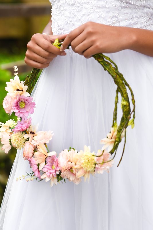 un cerceau avec des fleurs, la nouvelle tendance pour un bouquet original le jour de son mariage 