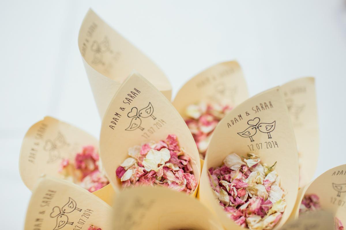 Photo de confettis faits à partir de pétales de fleurs séchés pour lancer sur les mariés à la sortie de mairie - Mariage en Normandie