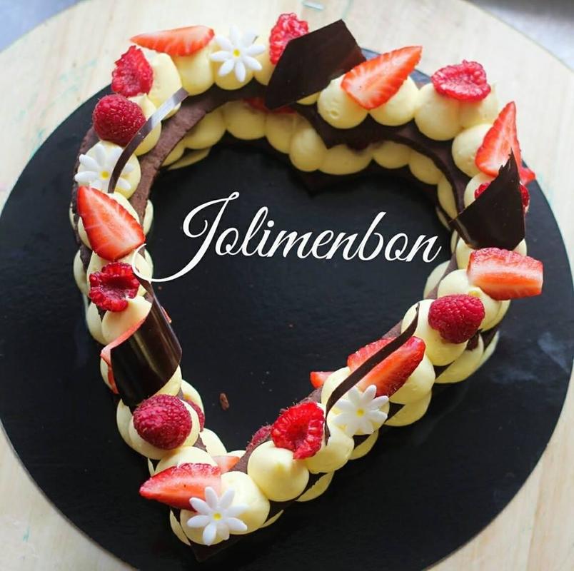 Photographie d'un gâteau avec fraise, mousse au chocolats blanc, décoration florale et nougatine pour un mariage en Normandie