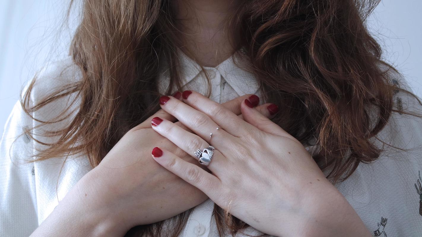 Photographie d'une fiancée avec l'anneau de Gladdagh
