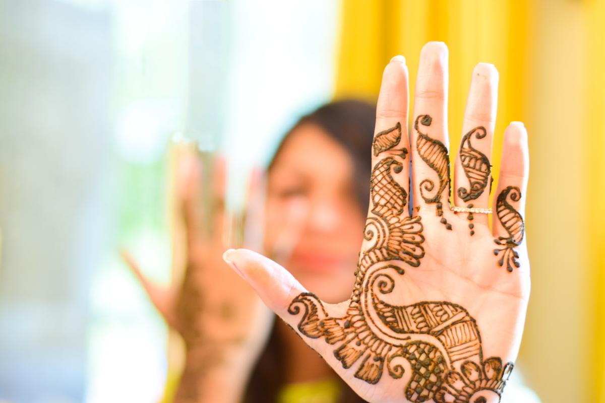 photographie de la main d'une mariée musulmane avec du henné 