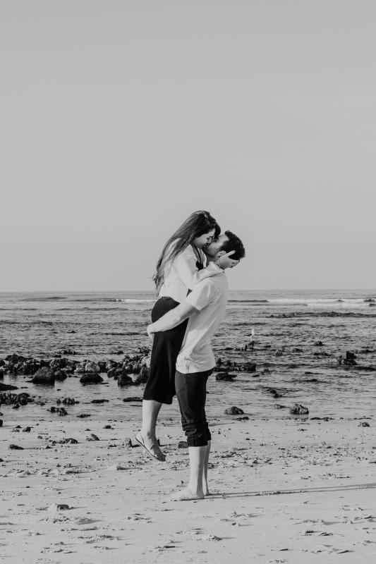 Mariage en Normandie - photographie d'un couple s'embrassant sur une plage 
