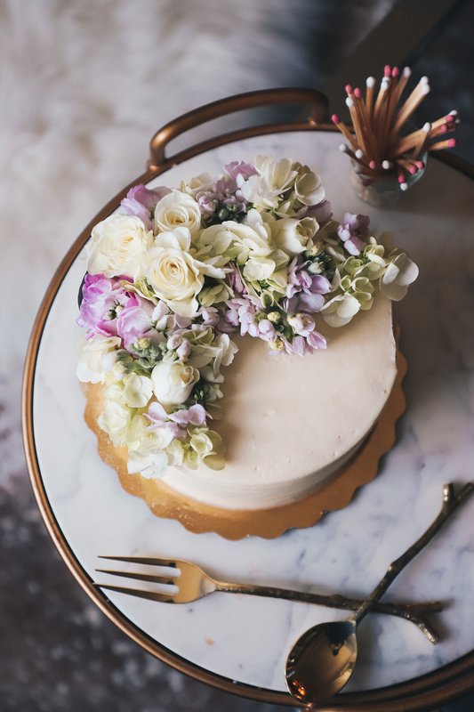 Un wedding cake pour le printemps, la saison des fleurs, la douceur, envie d’un wedding cake unique et original ? Thème printanier, avec la saison. Les tendances 2020