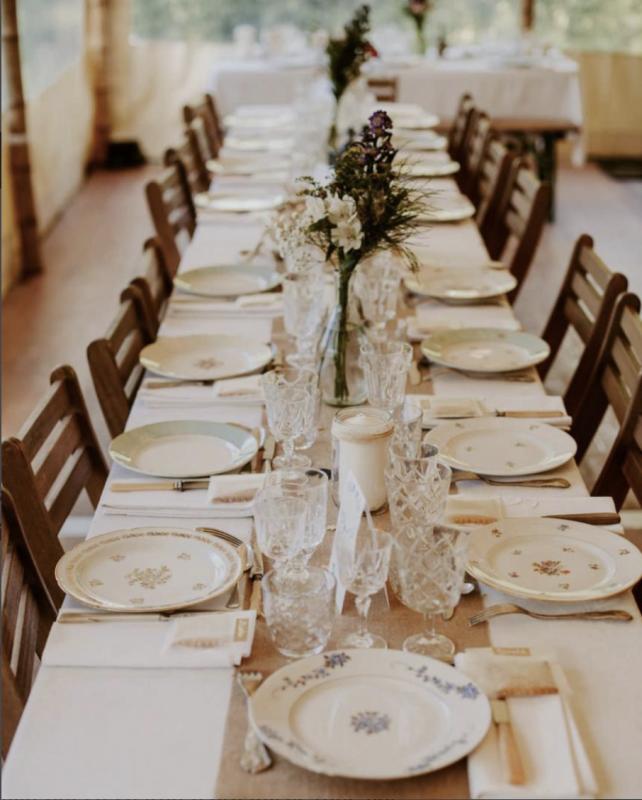 Mariage en Normandie - photo d'une table de mariage dressée par la malle enchantée