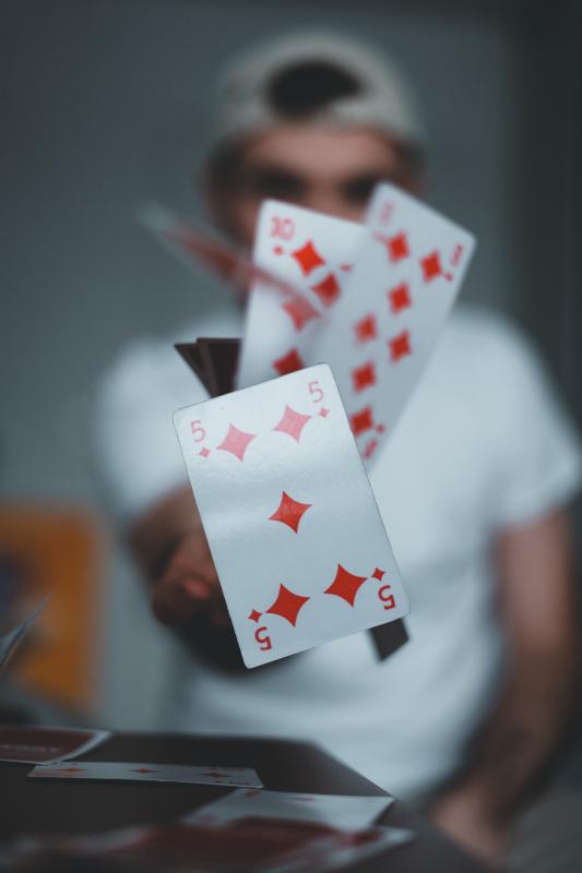 Mariage en Normandie - photo d'un magicien avec des cartes à jouer