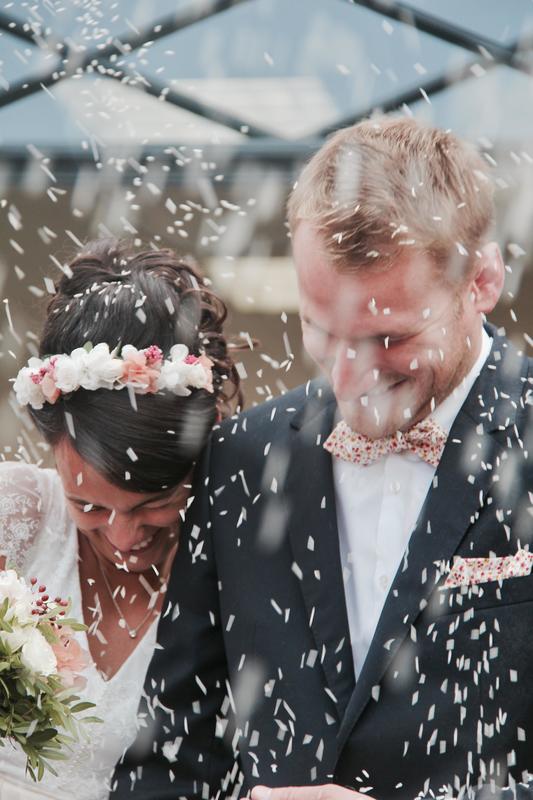 mariés sous une pluie de confettis pour un mariage en Normandie 