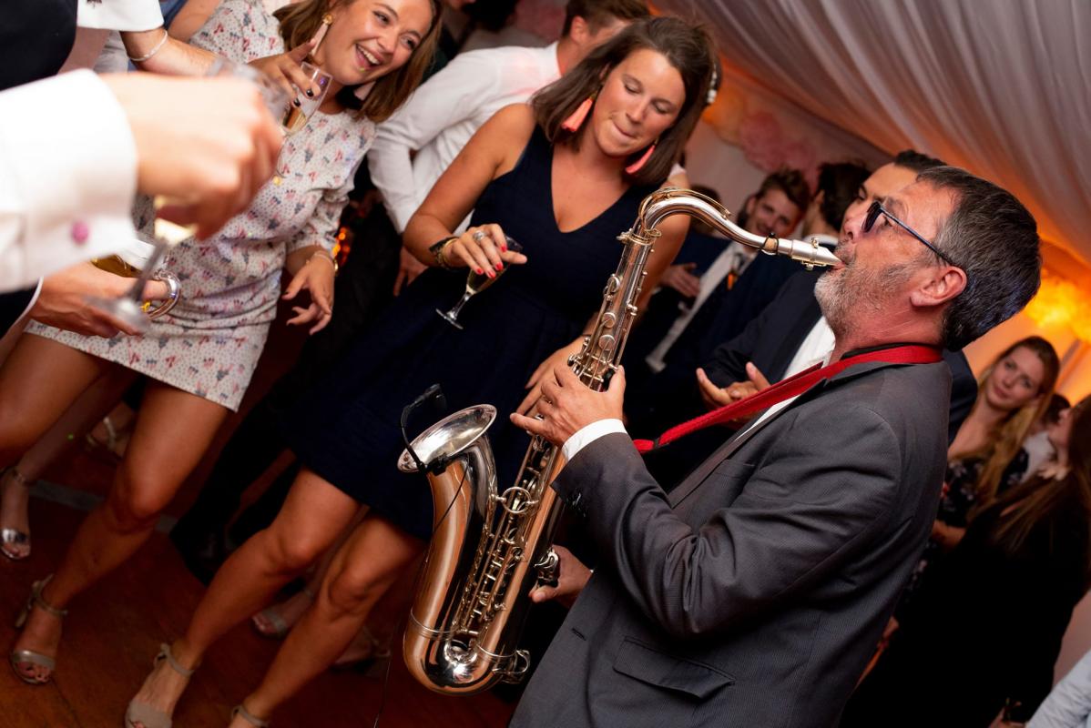 surprenez vos invités pour votre mariage avec un musicien saxophoniste en Normandie