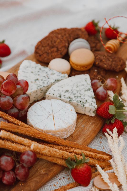 Mariage en Normandie - photo d'un plateau de fromage avec fruits et macarons