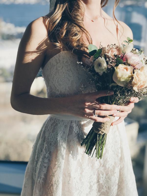 Mariage en Normandie - photographie d'un bouquet de mariée dans les bras d'une mariée