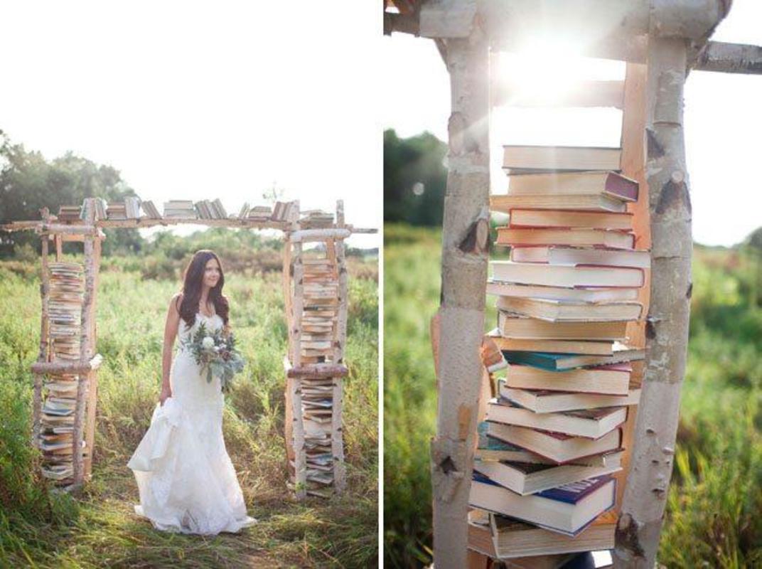 Crédit photo : White photographie - structure d'arche de mariage avec des livres 