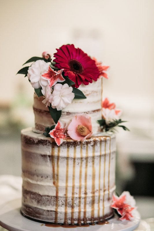 les tendances et les idées printanières pour un wedding cake parfait le jour de son mariage, le naked cake la tendance 2020