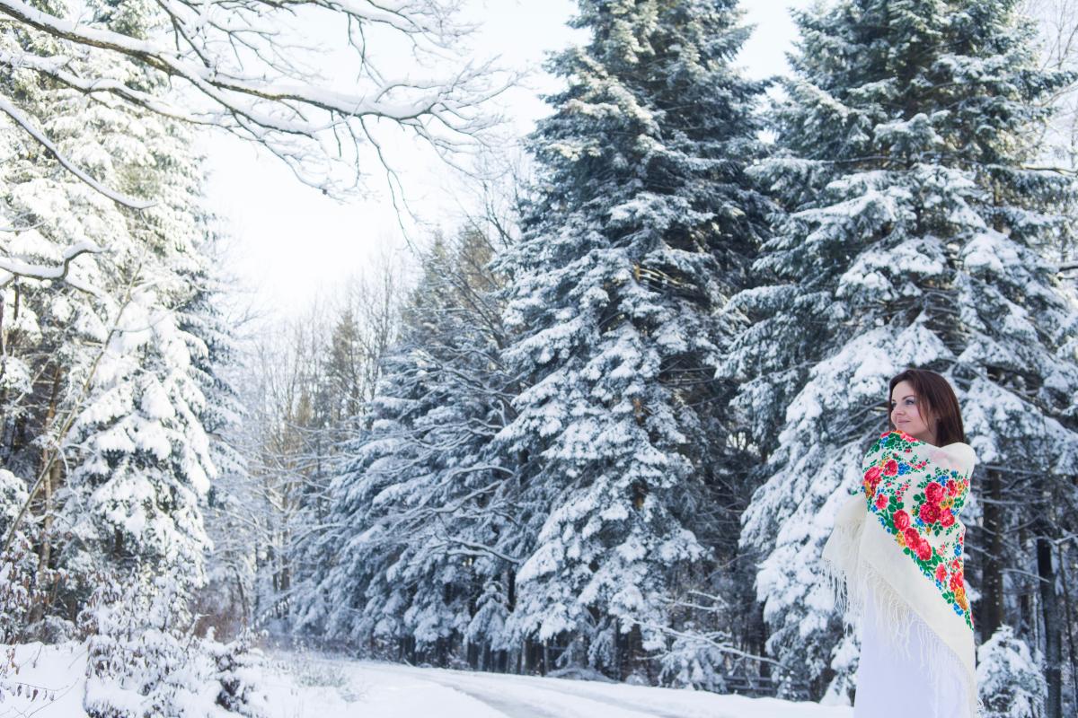 mariée d'hiver avec accessoire contre le froid un chale coloré dans la neige