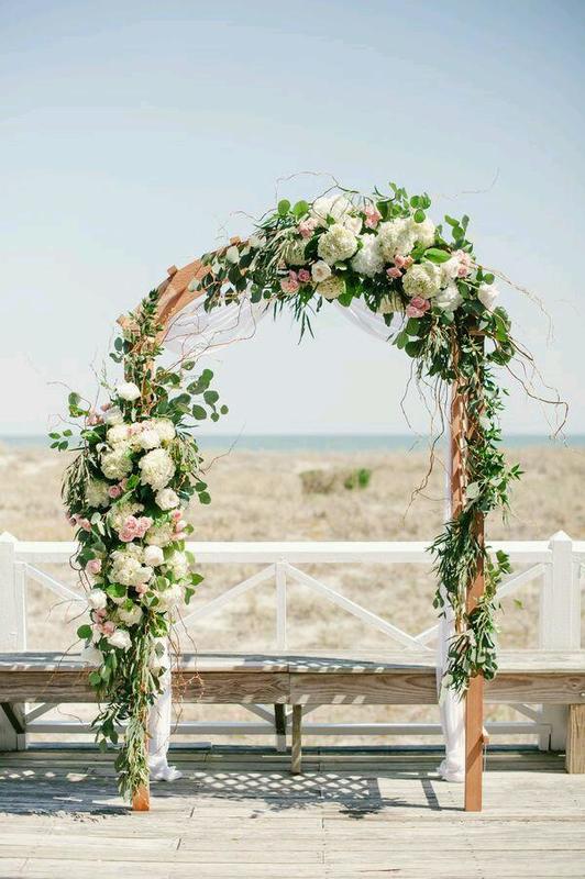 Arche de fleurs réalisée part La Rose Blanche Fleurs pour un mariage en Normandie