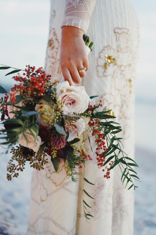 bouquet de mariée avec des baies d'hiver