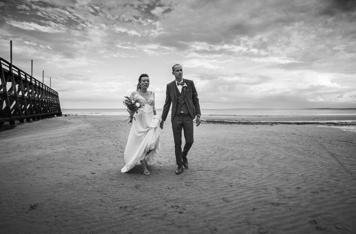 Photographie de Nicolas Renauld Photographe de mariage en Normandie représentant un couple en bord de mer