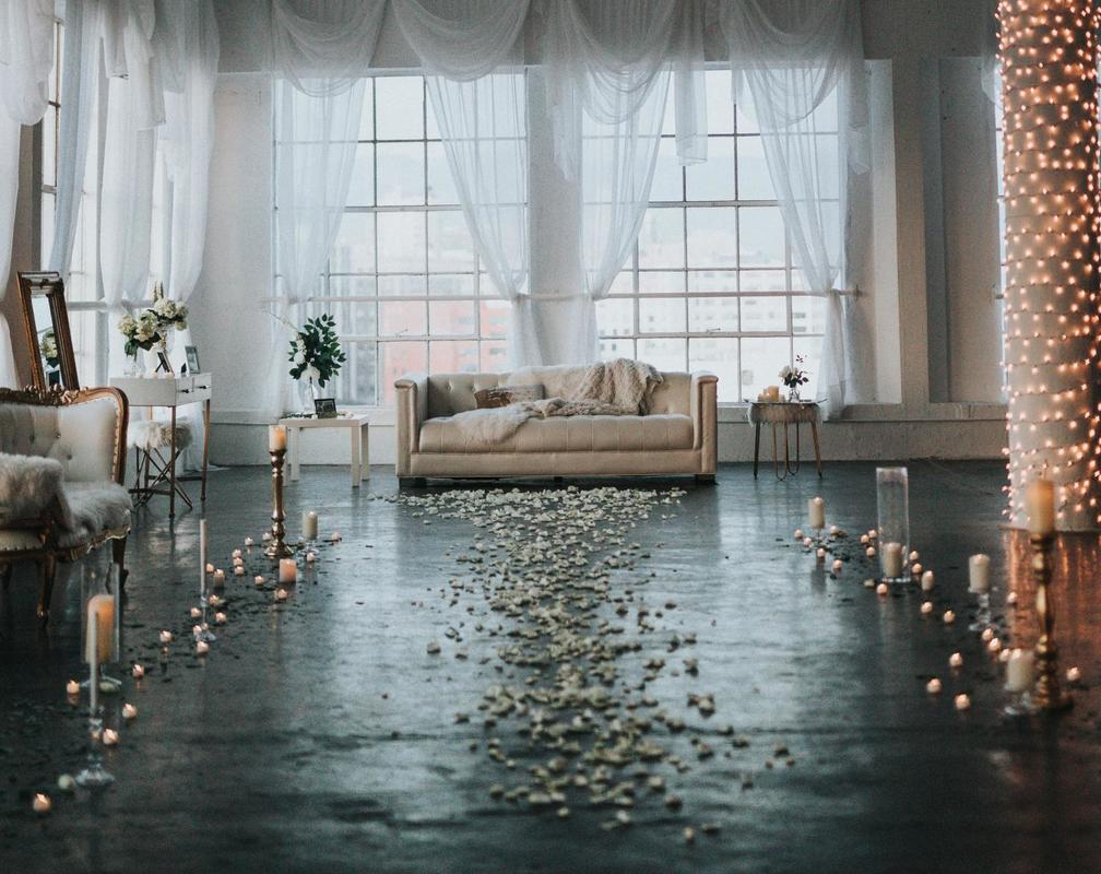 photographie d'un salon décoré pour une demande en fiançailles