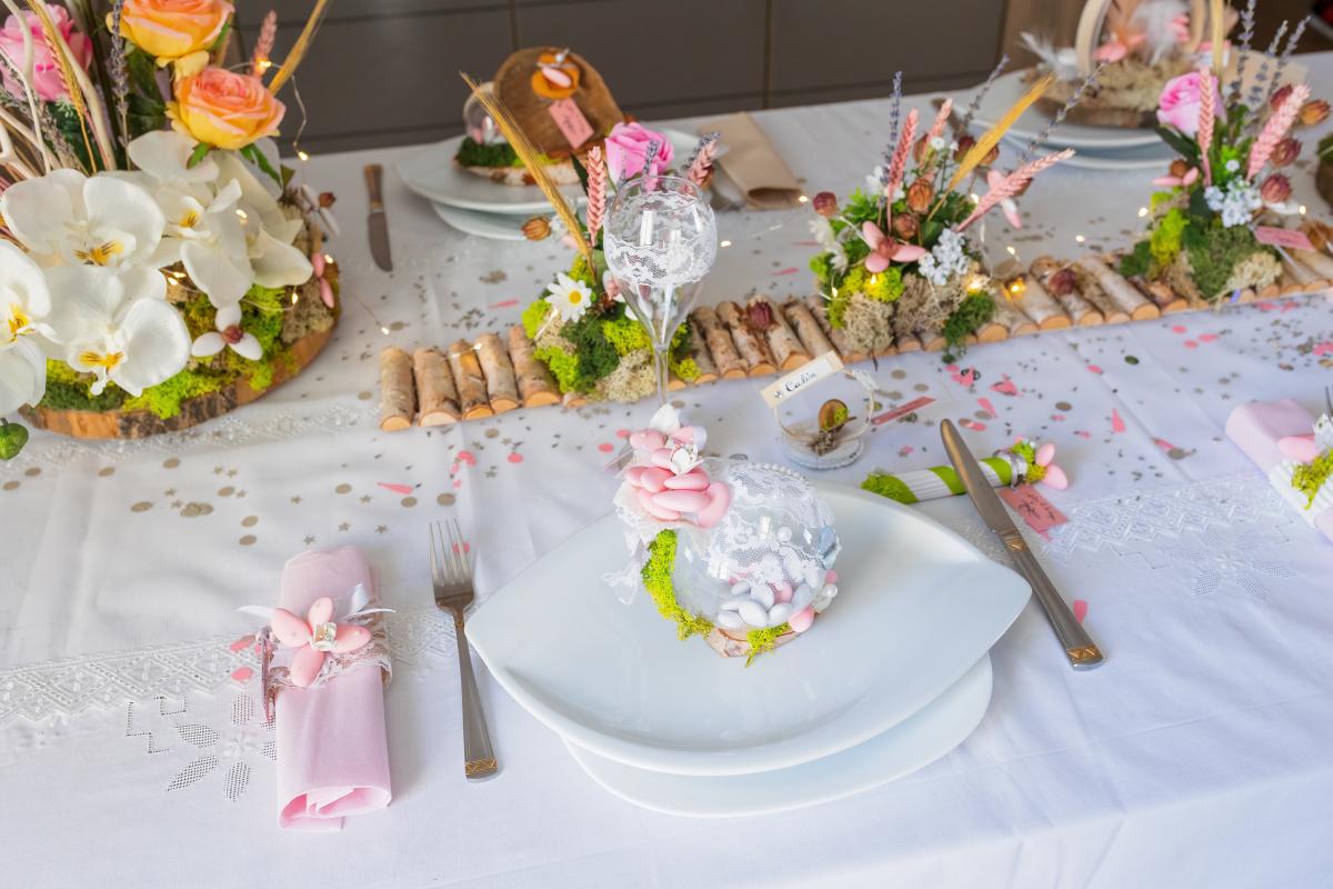 Photo d'une table décorée avec les créations en dragées de l'atelier de la dragée, pour votre décoration de mariage
