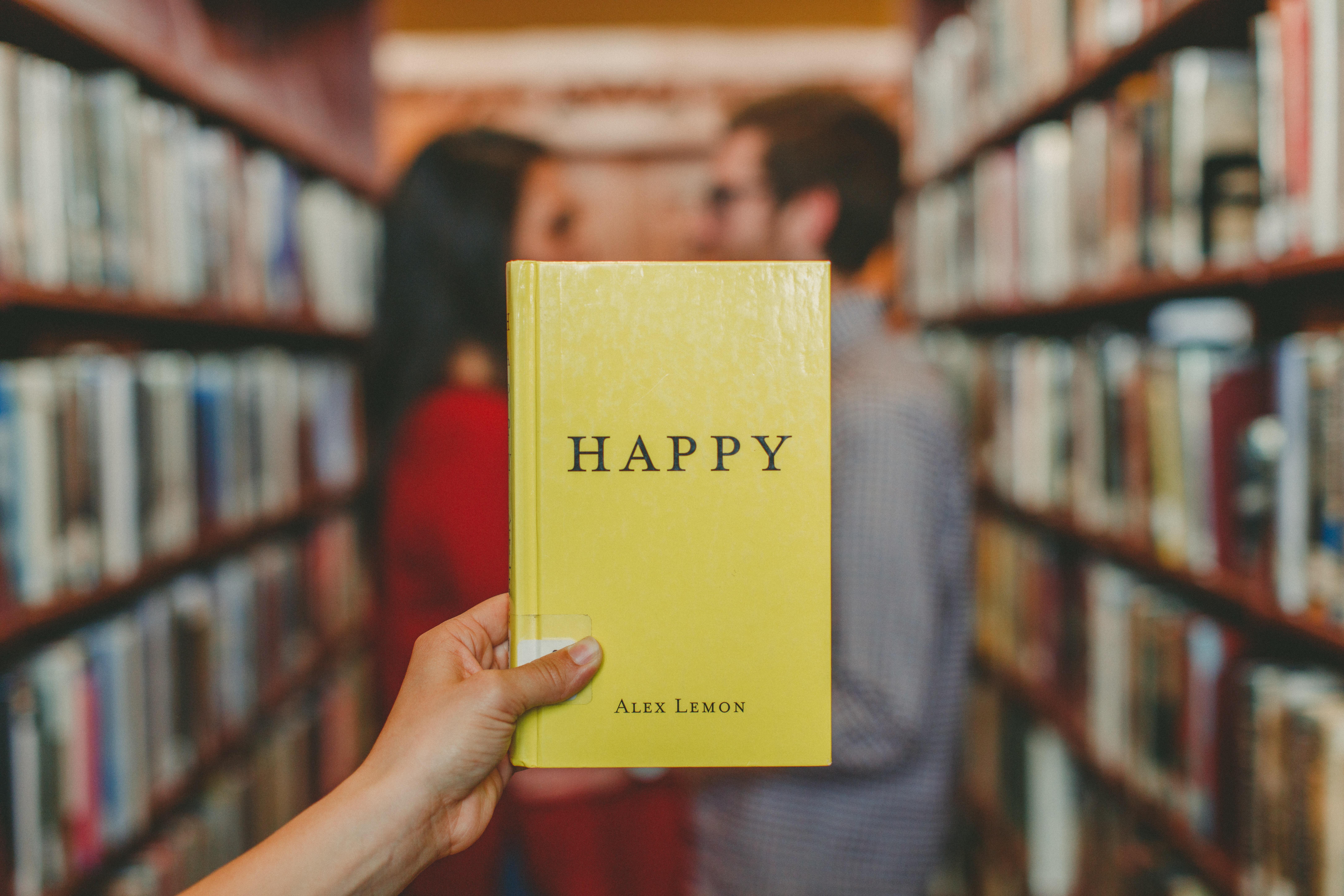 Livre Happy  et un couple qui communique derrière 