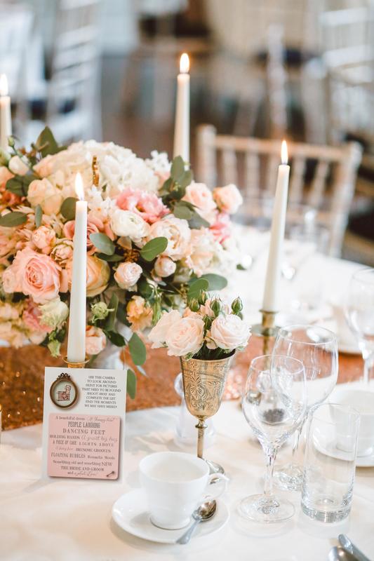 Table décoré avec des fleurs pour un mariage en Normandie 