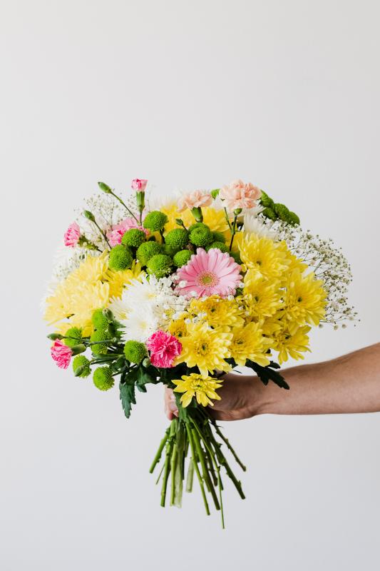 bouquet de mariée avec des chrysanthèmes et autres fleurs colorées