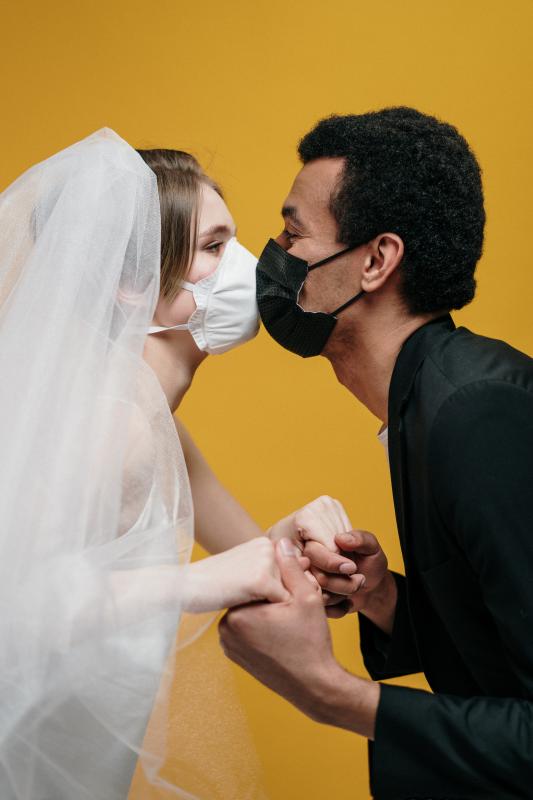 mariés masqués pour leur mariage