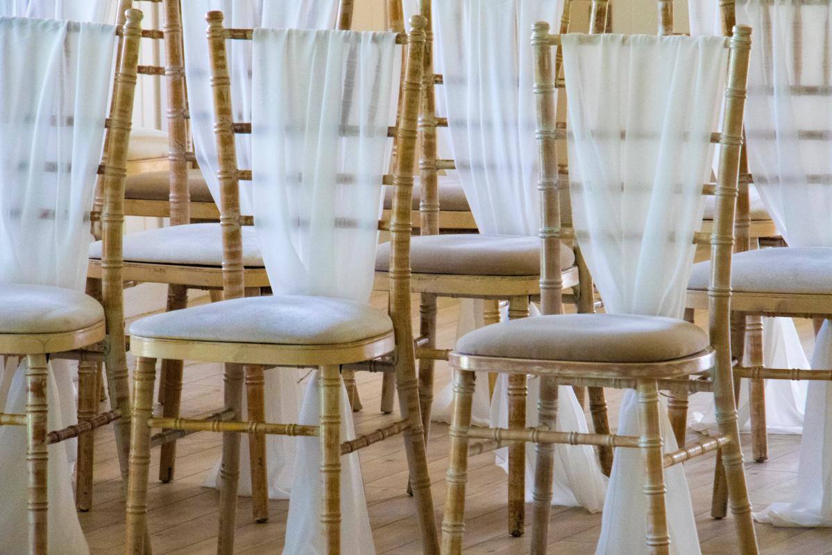 Mariage en Normandie - Une décoration chic et romantique pour une cérémonie laïque : mode d’emploi - les chaises
