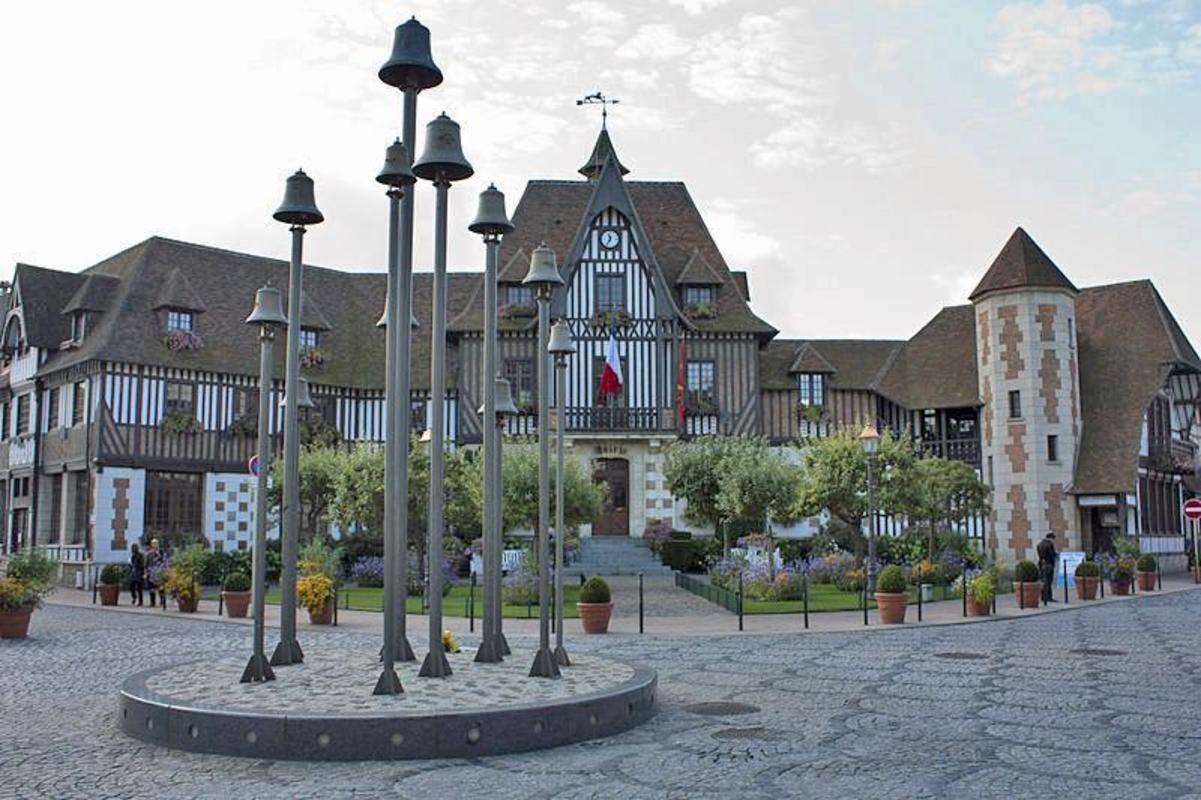 Phtographie de la mairie de Deauville pour se marier en Normandie