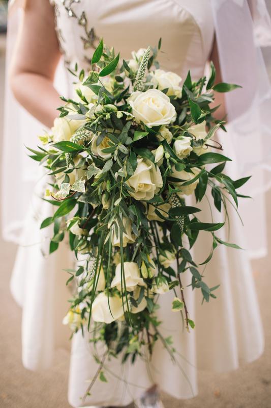 Variété de fleur d'été 2018 pour son bouquet de fleur de mariage en Normandie avec des feuilles d'olivier et des roses