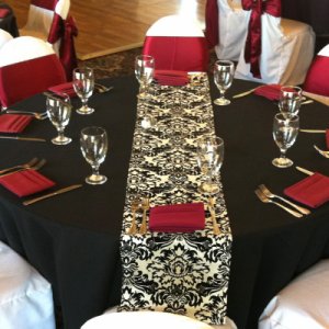 une décoration de table en rouge pour un mariage rouge noir et doré - Mariage en Normandie