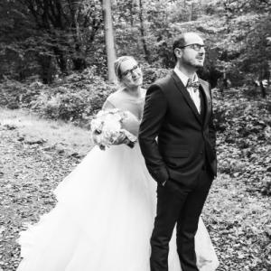 une photo en noir et blanc des futurs mariés, en Normandie  - Mariage en Normandie