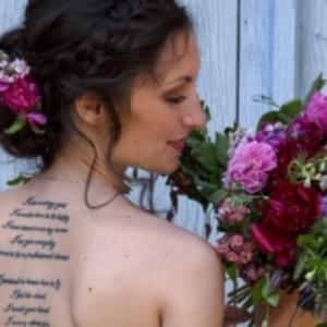 création du bouquet et des fleurs dans les cheveux pour un mariage en Normandie  - Mariage en Normandie