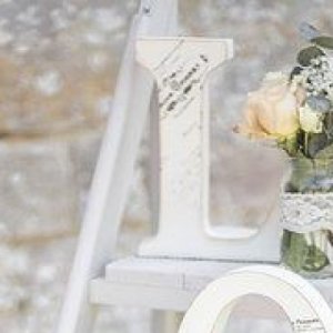 Les détails d'une décoration pour le jour d'un mariage : des lettres pour former le mot LOVE en décoration style champêtre  - Mariage en Normandie