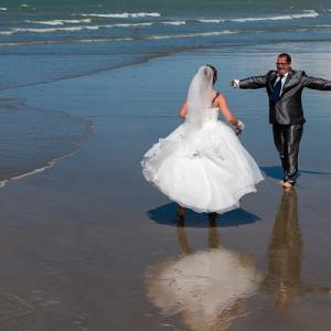 Photo après mariage à la mer : trash the dress - Mariage en Normandie