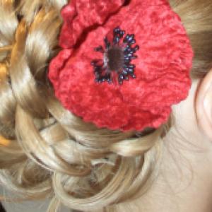 Photo de cheveux relevés avec des boucles avec une fleur pour décorer la coupe - Mariage en Normandie  - Mariage en Normandie