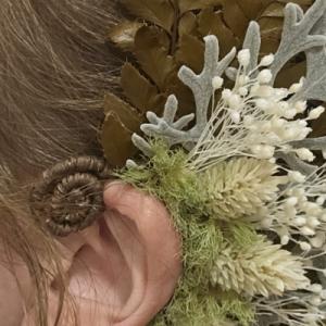 Bijou floral d'oreille elfique créé par Elven Garden Flower, fleuriste de mariage à Caen - Mariage en Normandie