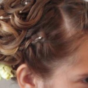 Photographie d'une coupe de cheveux pour enfant avec des perles de décoration pour un mariage en Normandie  - Mariage en Normandie