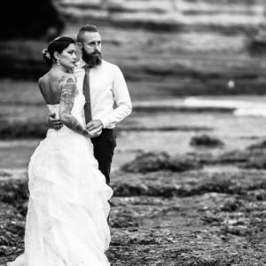 une photo en noir et blanc des futurs mariés, en Normandie  - Mariage en Normandie