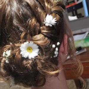 Coiffure tendance de mariage avec petites marguerites et autres fleurs comme bijoux de tête - Mariage en Normandie