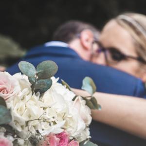 une photo en zoom sur le bouquet, mariage en normandie  - Mariage en Normandie