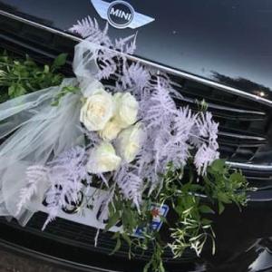 décoration florale de la voiture des mariés par l'atelier floral de troarn pour votre mariage en normandie - Mariage en Normandie